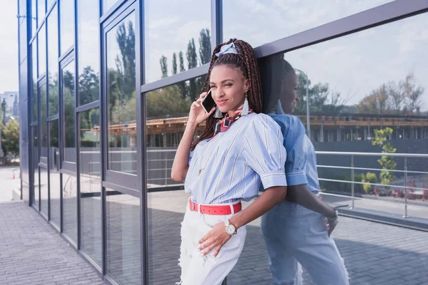 Afroamerikanerin telefoniert draußen — Stockfoto