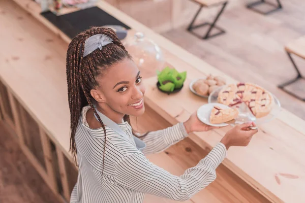 Barista tenant morceau de tarte — Photo de stock