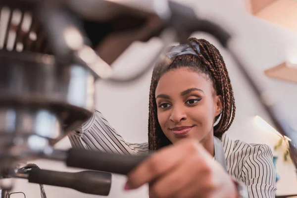 Barista making coffee with machine — Stock Photo