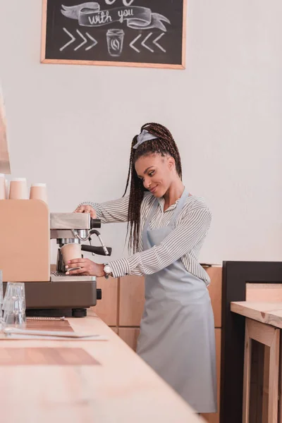 Barista fare il caffè con la macchina — Foto stock