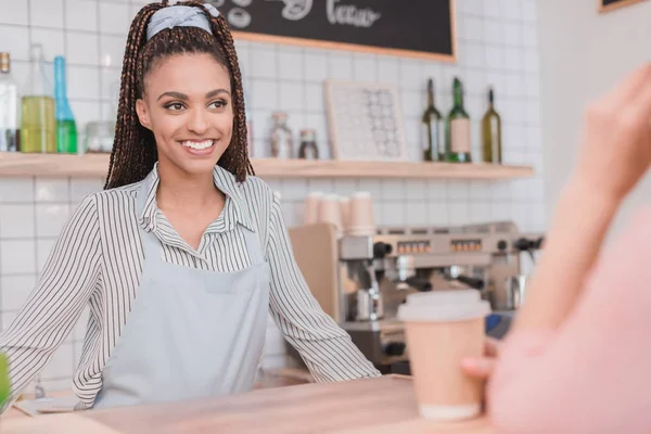 Barista em pé atrás do balcão — Fotografia de Stock