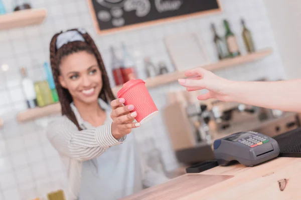 Barista gibt Kunden Kaffee — Stockfoto