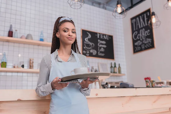 Bandeja barista segurando com ordem — Fotografia de Stock