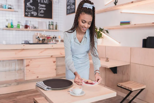 Barista sirviendo orden a la mesa - foto de stock