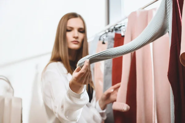 Menina escolhendo roupas — Fotografia de Stock