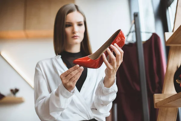 Mujer elegir tacones - foto de stock