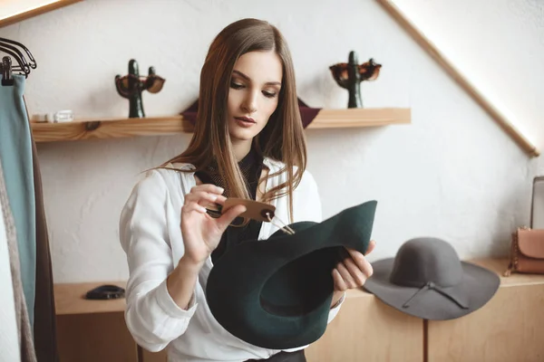 Femme avec chapeau en boutique — Photo de stock