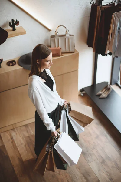 Mujer feliz con bolsas de compras - foto de stock