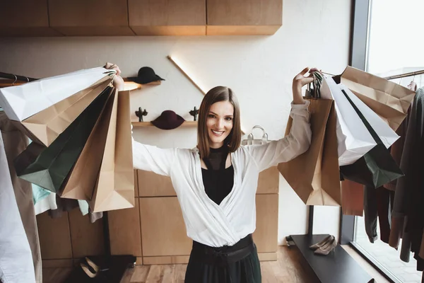 Femme avec sacs à provisions — Photo de stock