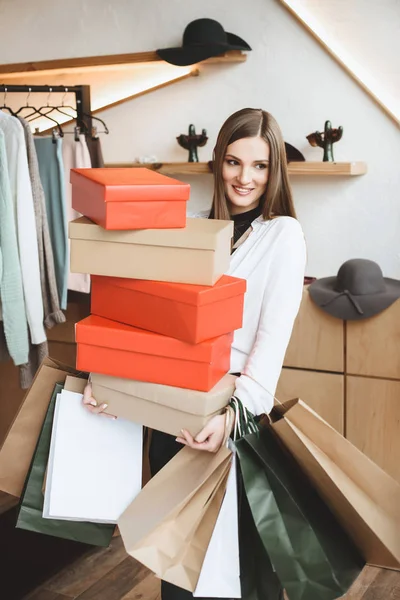 Mulher com sacos de compras e caixas — Fotografia de Stock