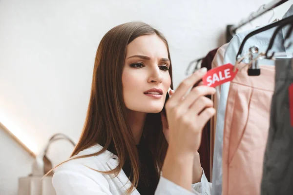 Femme regardant sur l'étiquette de vente — Photo de stock