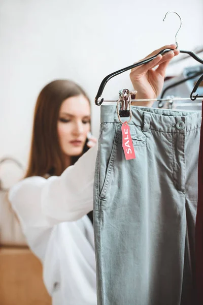 Escolher roupas para venda — Fotografia de Stock