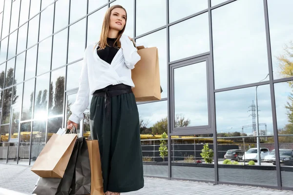 Femme avec sacs à provisions — Photo de stock