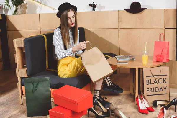 Femme avec sacs à provisions et boîtes à chaussures — Photo de stock