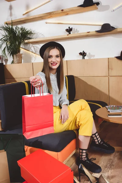 Sonriente mujer en compras - foto de stock