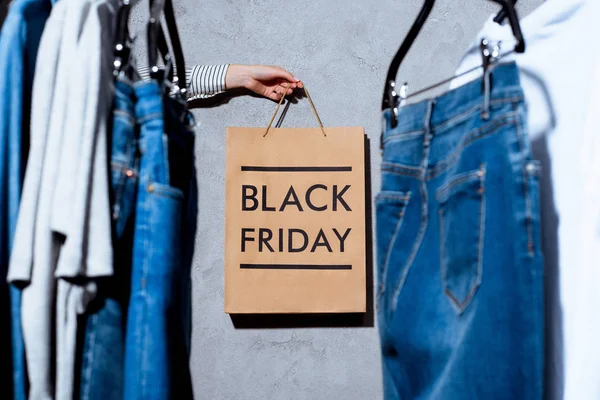 Mano con bolsa de compras el viernes negro - foto de stock