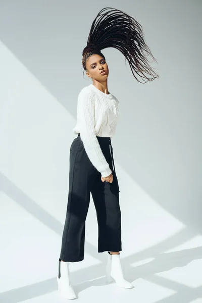 Fille en pull tricoté et pantalon — Photo de stock