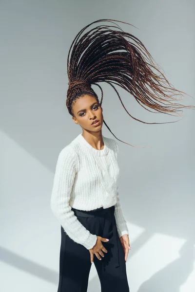 Afro-américaine fille en pull tricoté — Photo de stock