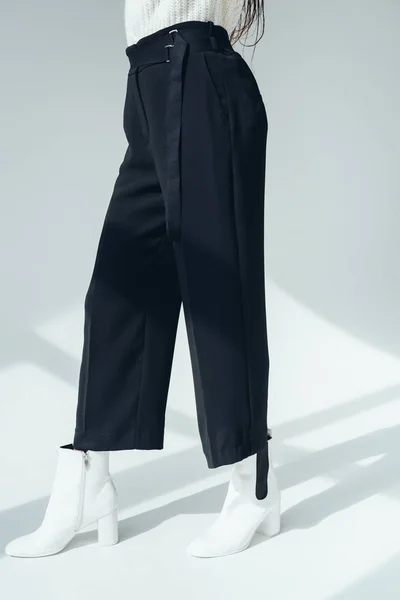 Chica en pantalones negros de moda - foto de stock