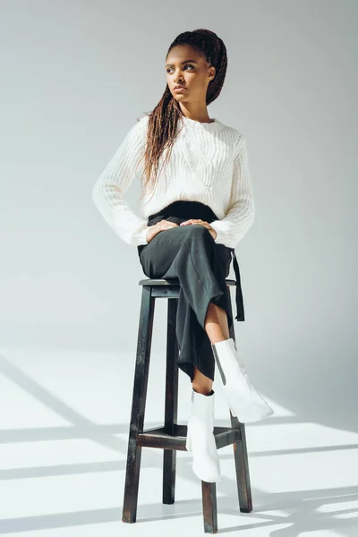 Modèle afro-américain posant avec tabouret — Photo de stock