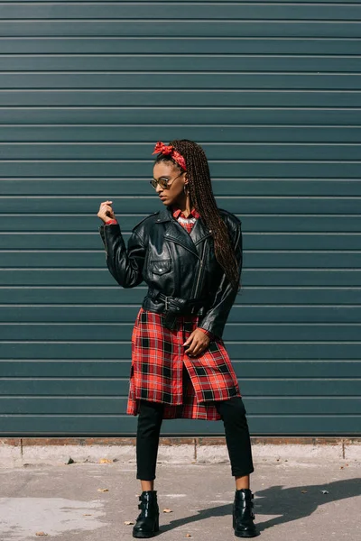 Menina americana africana em jaqueta de couro — Fotografia de Stock