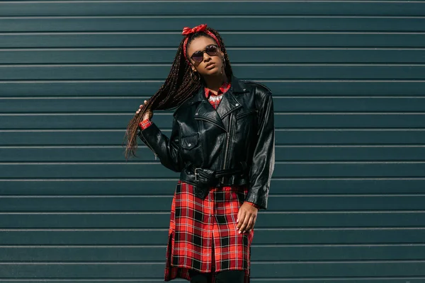 Menina americana africana em jaqueta de couro — Fotografia de Stock