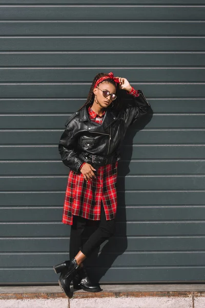 Chica en chaqueta de cuero y gafas de sol - foto de stock