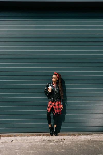 Стильна дівчина з кавою, щоб піти — стокове фото