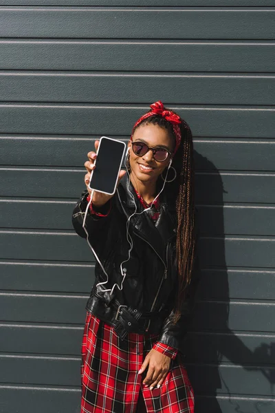 Chica afroamericana con estilo con teléfono inteligente - foto de stock