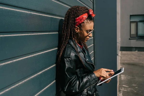 Ragazza alla moda con tablet digitale — Foto stock