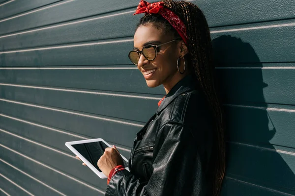 Ragazza alla moda con tablet digitale — Foto stock