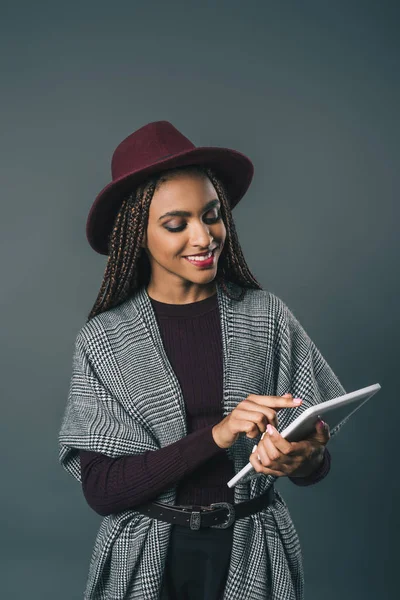 Chica afroamericana con tableta digital - foto de stock