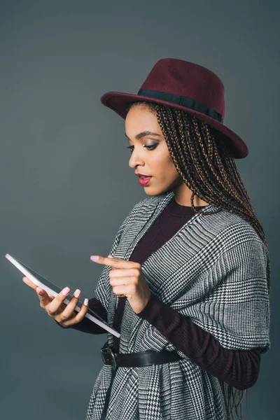 Chica afroamericana con tableta digital - foto de stock