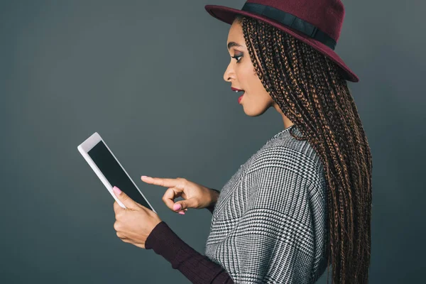 Африканская американская девушка с цифровым планшетом — стоковое фото