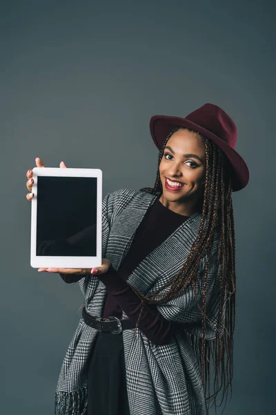 Chica afroamericana con tableta digital - foto de stock