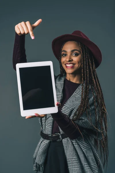Afro-américaine fille avec tablette numérique — Photo de stock