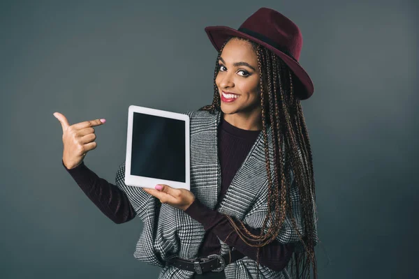 Афроамериканська дівчина з цифровим планшетом — стокове фото