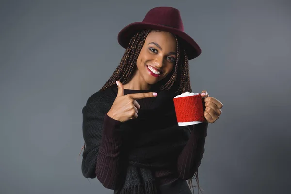 Mädchen hält Tasse mit Marshmallows — Stockfoto