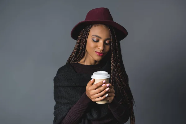 Девушка с одноразовой чашкой кофе — стоковое фото