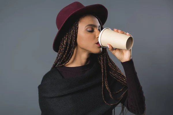 Ragazza con tazza di caffè usa e getta — Foto stock