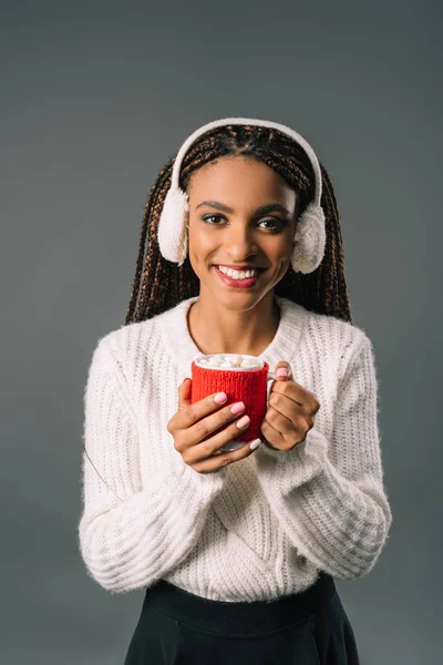 Chica bebiendo chocolate caliente con malvaviscos - foto de stock