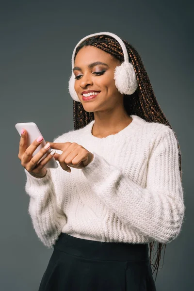 Chica en traje de invierno con smartphone - foto de stock