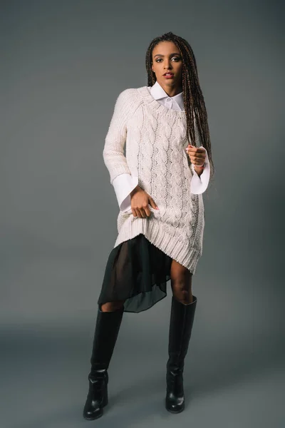 Девушка в стильном вязаном свитере — стоковое фото