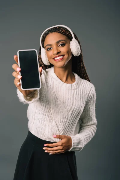 Chica en traje de invierno con smartphone - foto de stock