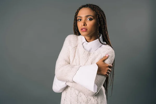 Ragazza in elegante maglione a maglia — Foto stock