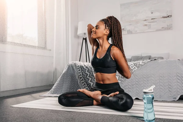 Mujer practicando yoga - foto de stock