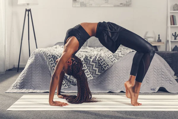 Mujer practicando yoga - foto de stock