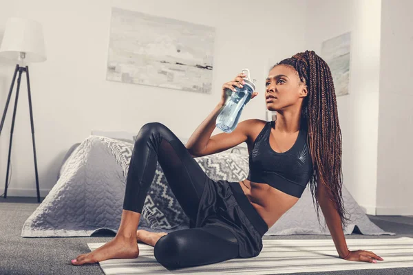 Mujer deportiva bebiendo agua - foto de stock