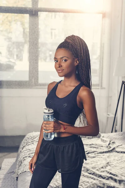 Athletische Frau mit Wasserflasche — Stockfoto