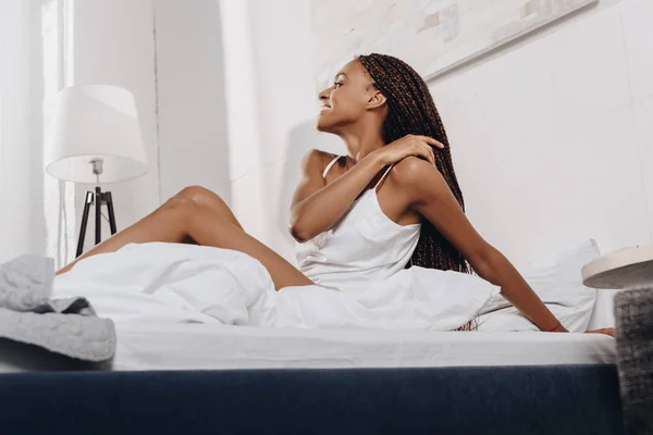 Frau entspannt sich am freien Tag im Bett — Stockfoto